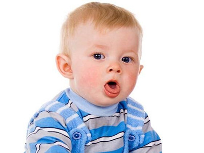 小孩喉咙很红会引起发烧吗,喉咙咳嗽多喝水有用吗