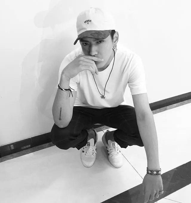 想骚还能买得起,开学这么穿让你成功撩到学妹哦