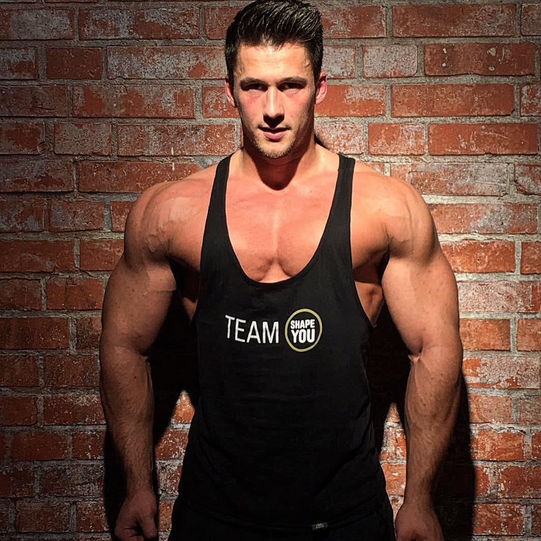 男生胸肌练太大撑衣服怎么办,男生胸肌太大怎么减无器械