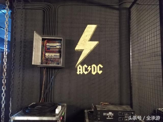 吃烧烤遇上路边歌唱,吃在承德