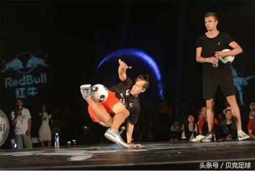 三个可以惊艳全场的花式足球技巧,花式足球和职业足球