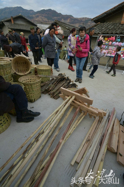 元宵节,是凉山传统农具交易日——德昌赶草坝场看你能认识多少农具?