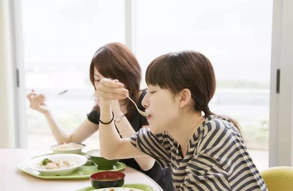 鱼刺卡喉咙，你还在喝醋吞饭？90%的人都在用错误办法自救！