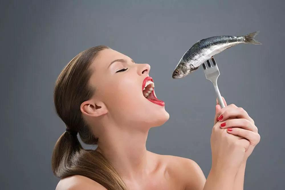 鱼刺卡了喉咙该吞饭还是喝醋,鱼刺卡喉别急着喝醋医生教你