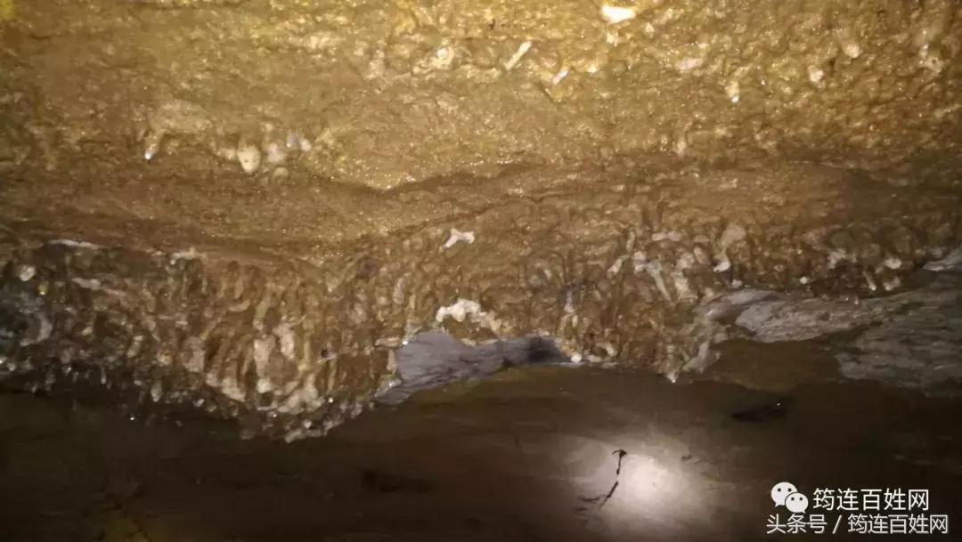 贵州女子探洞,贵州姑娘探山洞