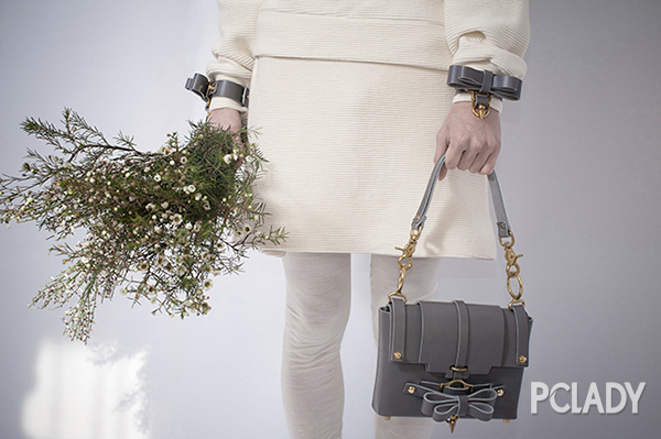 雌雄难辨的绝美仙牌-NielsPeeraer包包