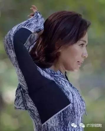 比起她的“黑白灰”，我更爱安迪帅爆了的跑步行头