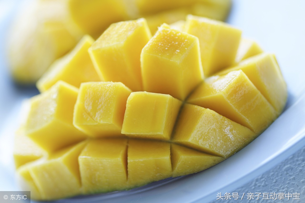 三岁孩子吃水果店老板送的芒果,嘴巴肿成香肠,宝妈找老板算账