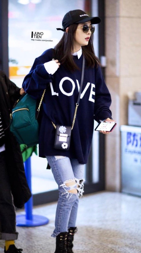 来看机场女王杨幂穿搭 (带货女王杨幂最新街拍造型引热议)