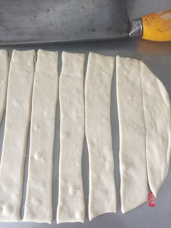 怎样炸出来的油条又软又好吃,奶香油条香酥蓬松的做法非油炸