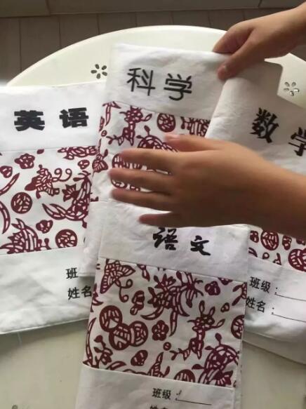 刚开学看到小学生晒的书皮，做父母的扎心了~