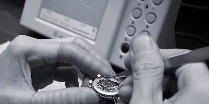 极简设计的思想与深度,流动的时间钟表绘画