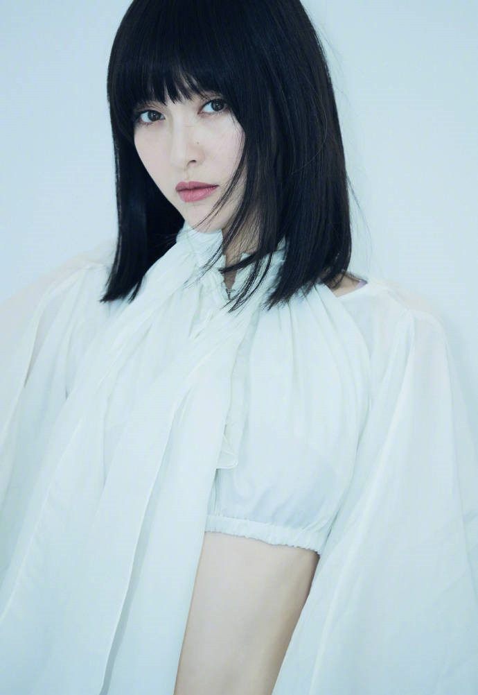 唐嫣2018年首秀亮相时装周实力圈粉，唐嫣性感小蛮腰大长腿抢镜