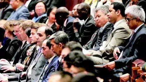 视频网站开弹幕看*会两**？国外朋友看*会两**原来竟是这样的