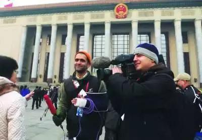 视频网站开弹幕看*会两**？国外朋友看*会两**原来竟是这样的