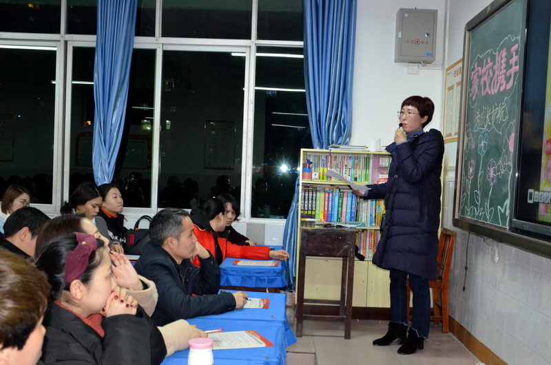 恩施市实验小学生家长会,家长会真诚沟通携手并进