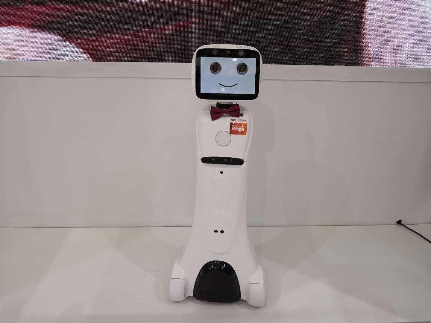 艾米全新商用服务机器人现身AWE展会