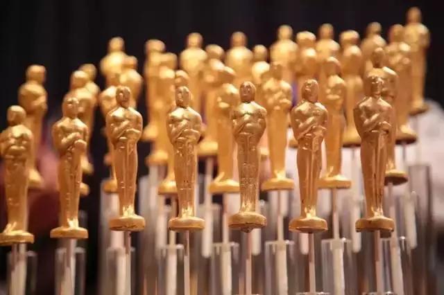 狂欢：当小金人遇上12000杯香槟