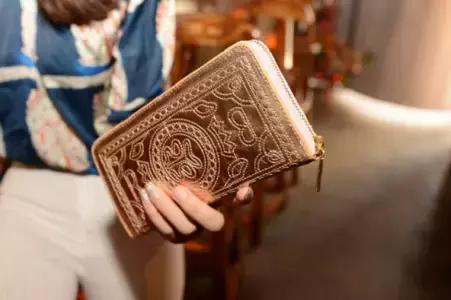 钱包什么颜色款式最招财,喜火喜木的人用什么颜色的钱包好