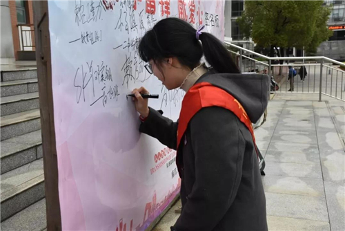 学雷锋爱心义卖活动小学生日记,小学生开展学雷锋献爱心义卖捐款