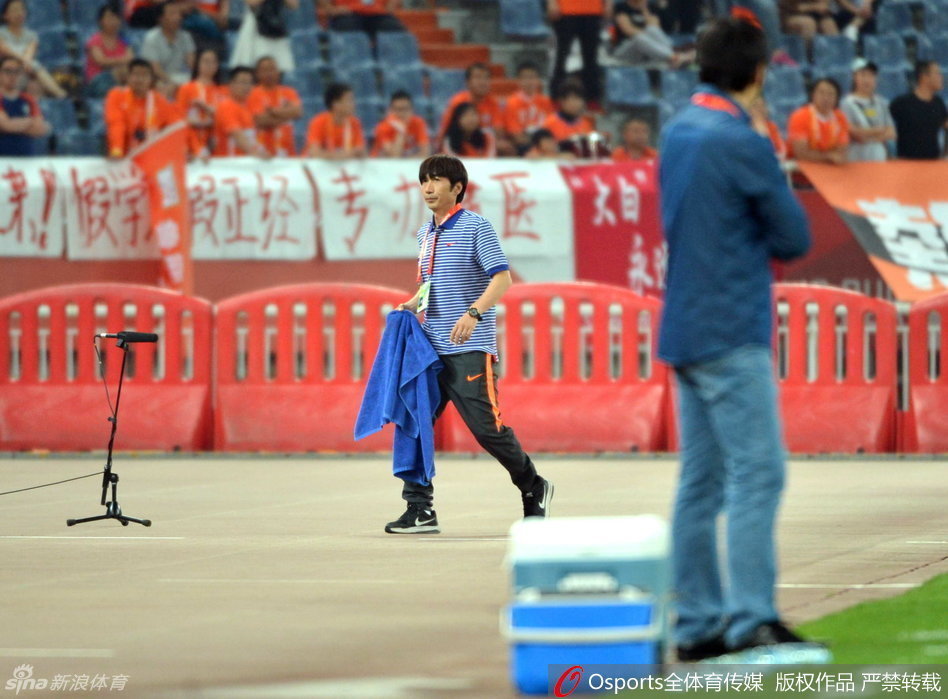 他是巴西前主帅，来中超风度尽失，为阻界外球不让对方用毛巾擦球