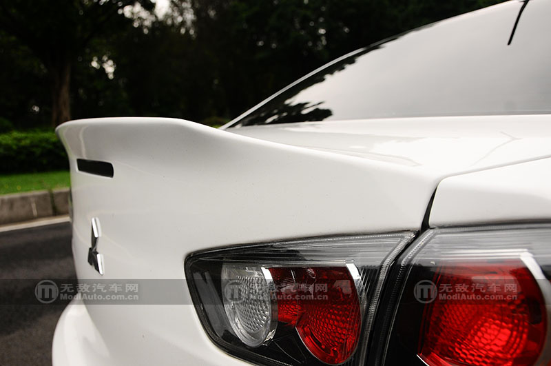 穿梭于繁华都市演绎着专属的姿态翼神