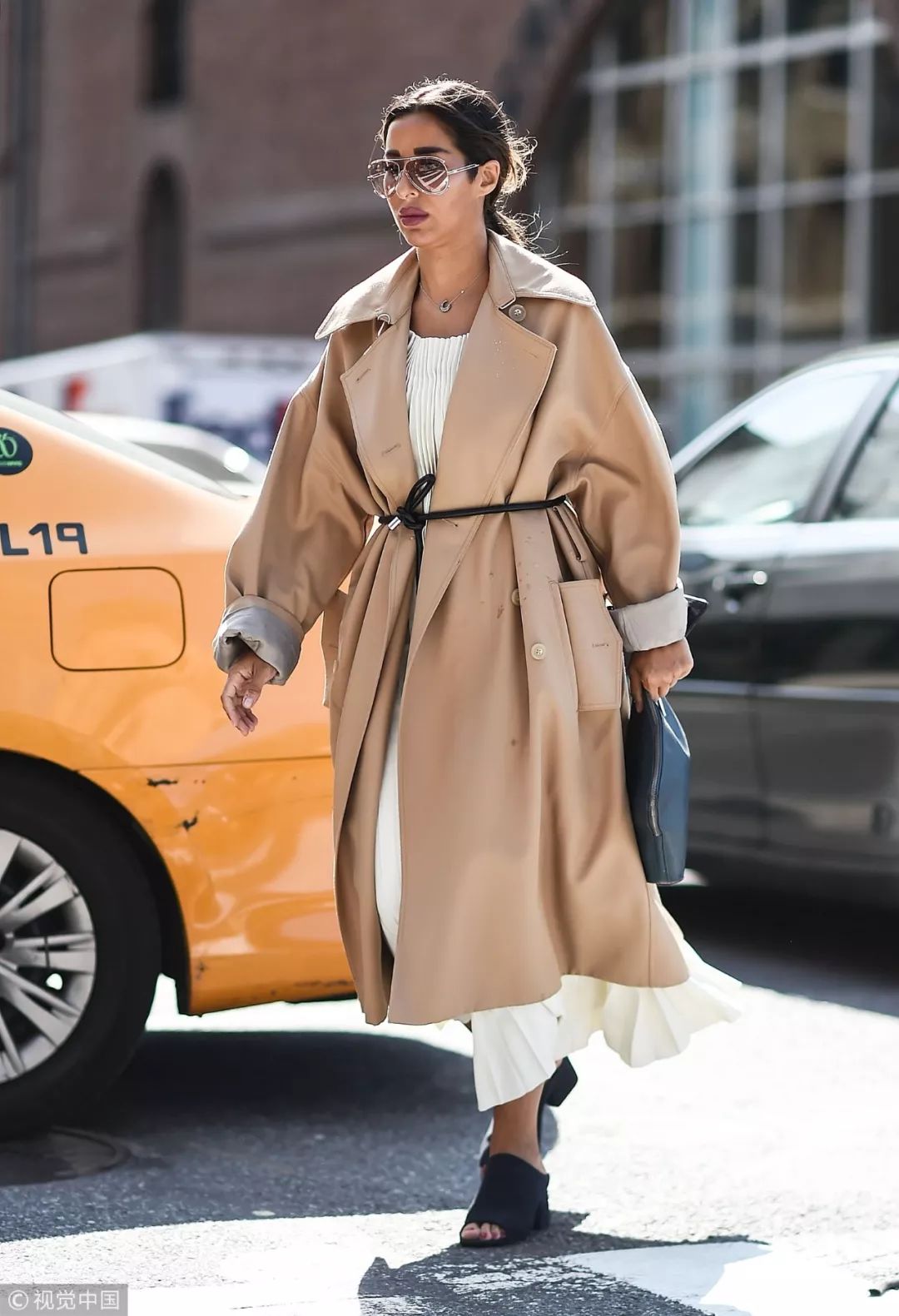 把自己变成“200斤壮汉”的超大风衣，真的好看吗？