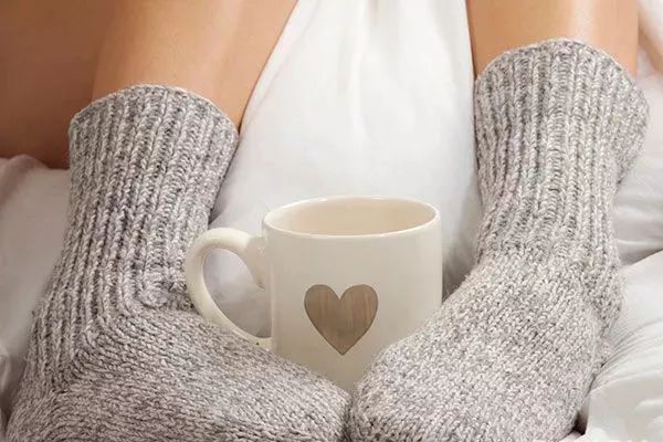 冬天脚冰凉可以穿袜子睡觉吗,女人冬天睡觉脚冰凉是什么原因