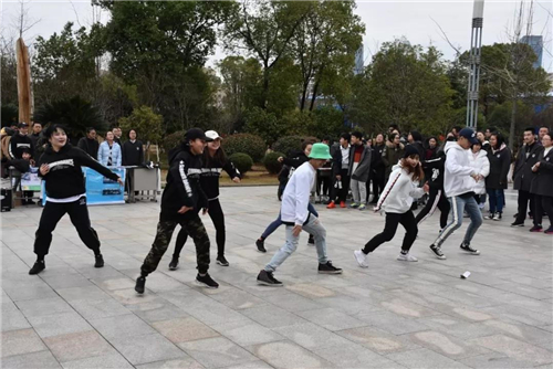 学雷锋爱心义卖活动小学生日记,小学生开展学雷锋献爱心义卖捐款