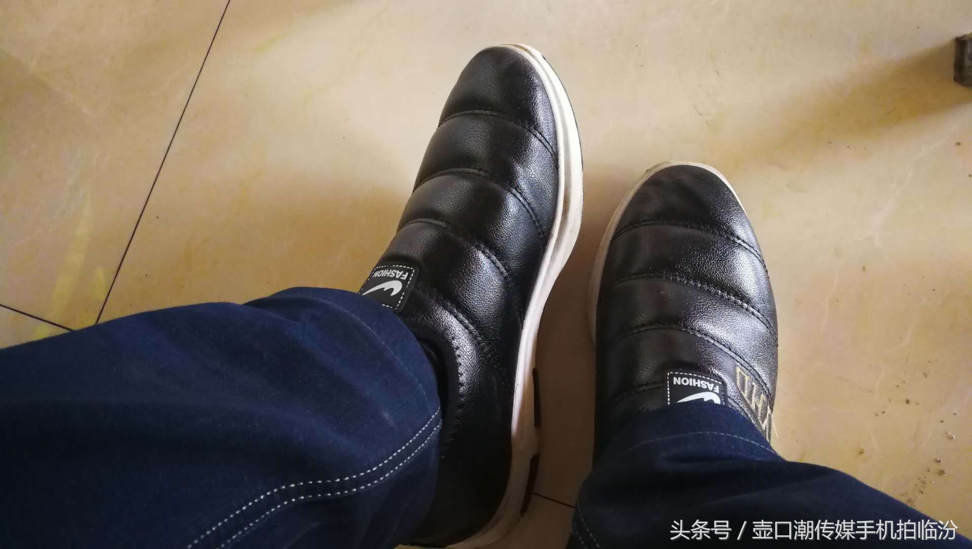 临汾：不买摩托的理由是怕挂档费鞋～十五元一双的鞋你会穿吗？