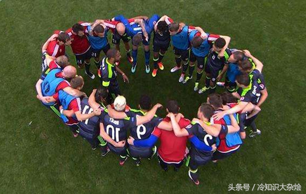 球场上相互鼓励,球场上球迷团结瞬间