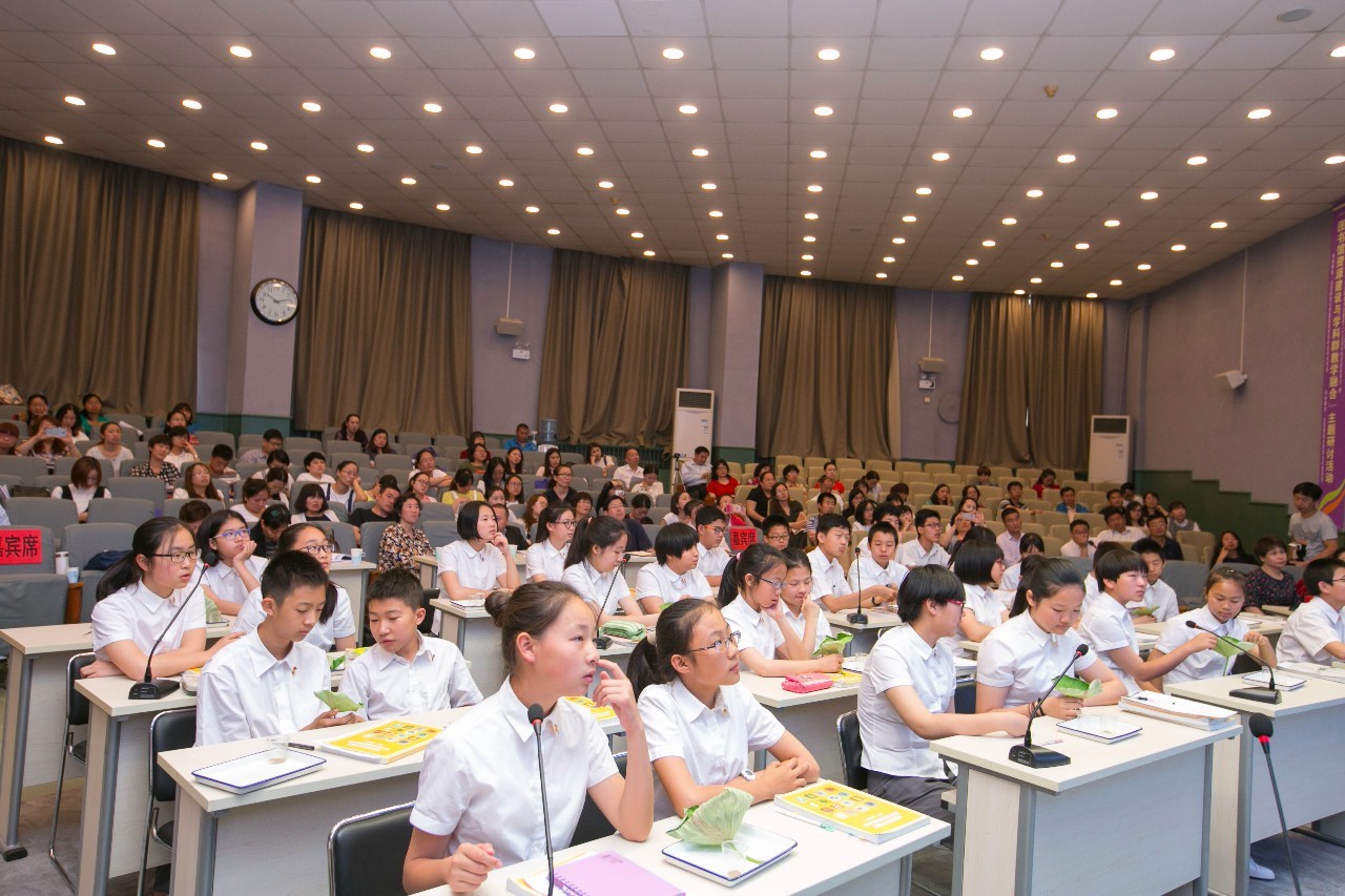 以《探秘莲之圣洁》、《火场疑云》课堂为例展示图书资源与学科群教学的融合