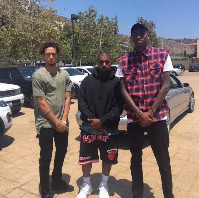 白色NMD、AJ简直防不胜防！看看Icon们夏天爱穿的小白鞋