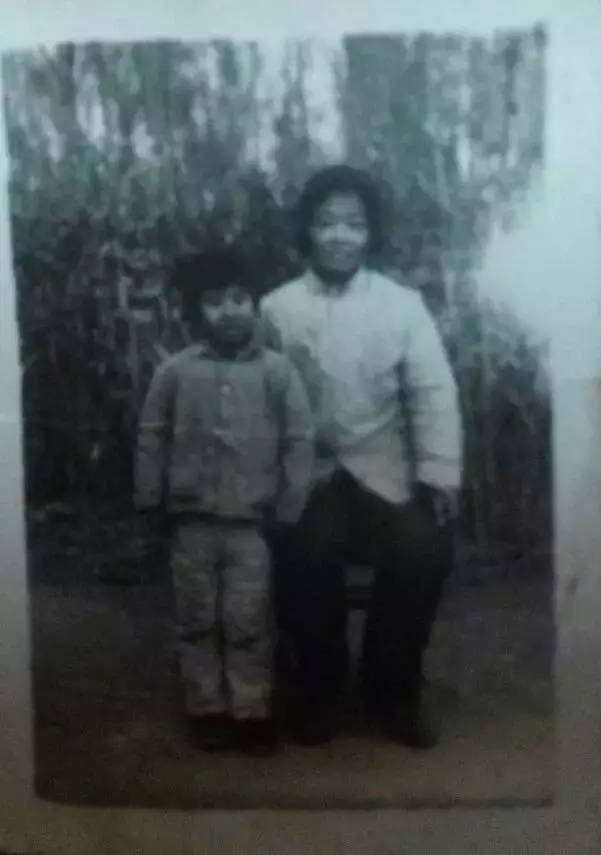 据说小时候都会有一张照片，让你紧张得尿了