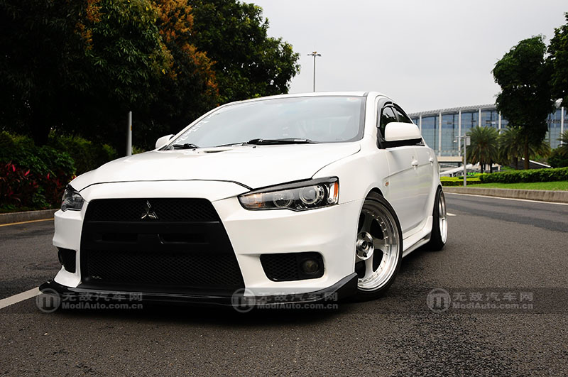 穿梭于繁华都市演绎着专属的姿态翼神