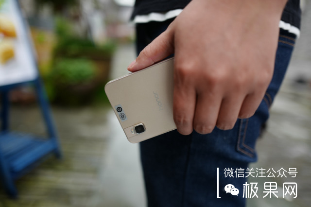 荣耀的这个电话充满心机，镜头竟可以翻转180°