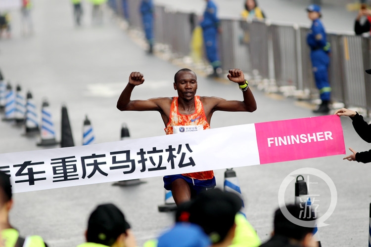 午间星闻|非洲选手包揽重马男女冠军，半程男子冠军是个重庆高三学生；名导李杨要拍青春励志片,可能来重庆取景