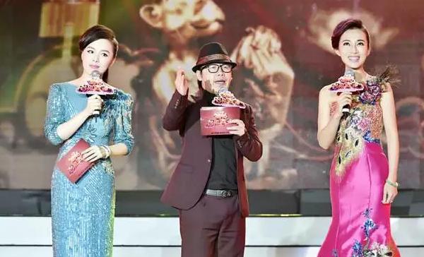 六间房主持人直播美食感叹美味！