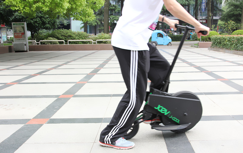 站着开车也很酷即酷立行电动车全体验