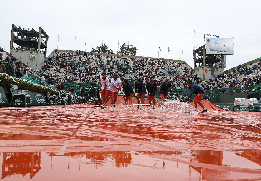 唉，今天的法网又因为下雨推迟到现在！