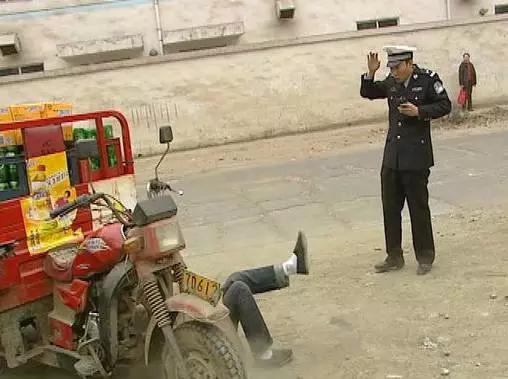 那个穿着制服、说着川普,却红到岛国的成都男子,原来是他!