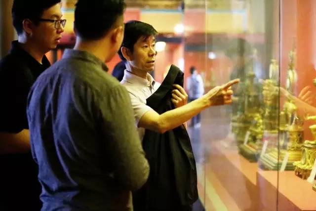 我们把专门给皇上修表的那位师傅“挖”出来了