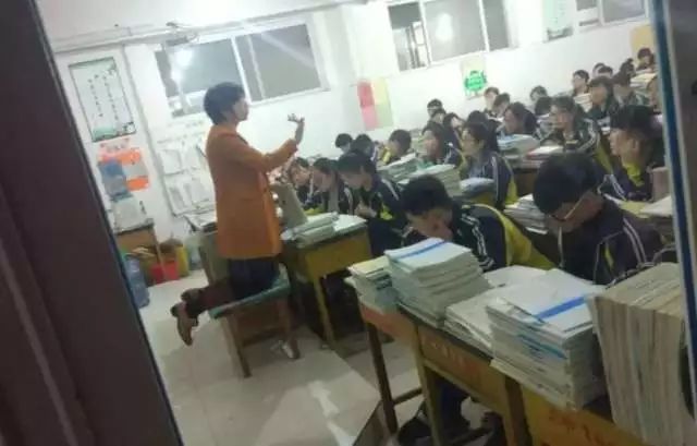 女老师腰疼上课捶腰电视剧,女教师跪在椅子上讲课