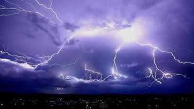 雷雨天是怎样形成的如何正确避雷,野外遇到雷雨天气正确的避雷姿势