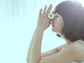 15岁的女生来月经腹痛正常吗,16岁女生月经不正常还经常腹痛