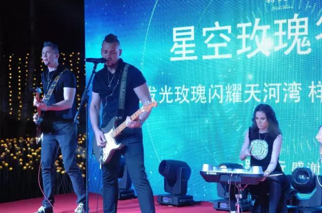 星空玫瑰首映爆棚!开封万人空巷!