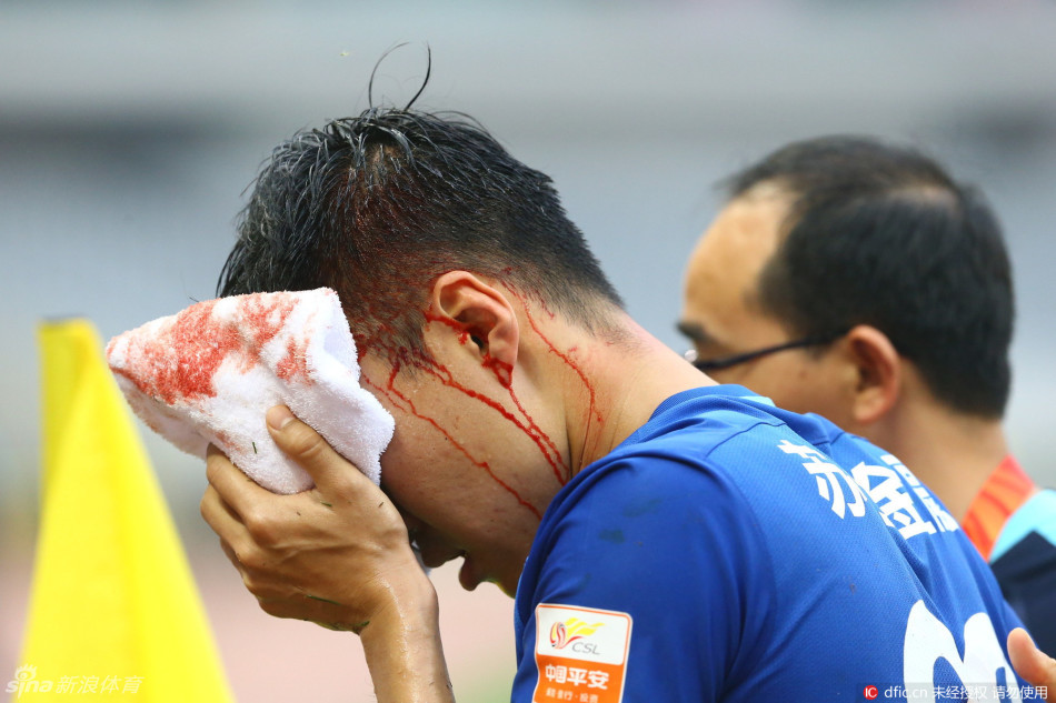 吴曦庆祝胜利晋级就是硬道理,吴曦为国足拼的头破血流
