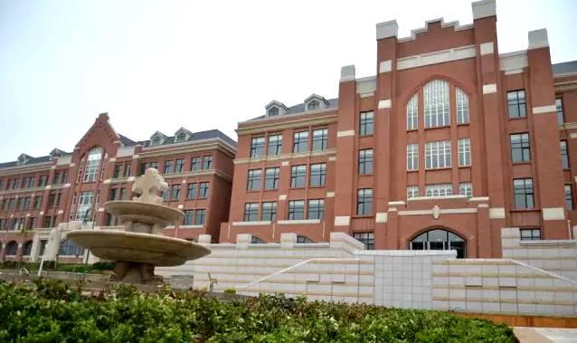 天呐青岛新九中“燃爆”了！英伦范儿、德国标准球场、配有西餐厅比老校区大了5倍！