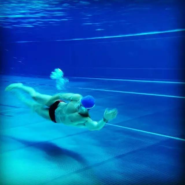 六岁被阿玛尼钦点为*用御**模特，他独家的身材秘笈