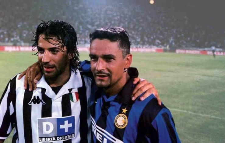 他们就这样坐在那条叫做青春的河流两岸相互看着对方